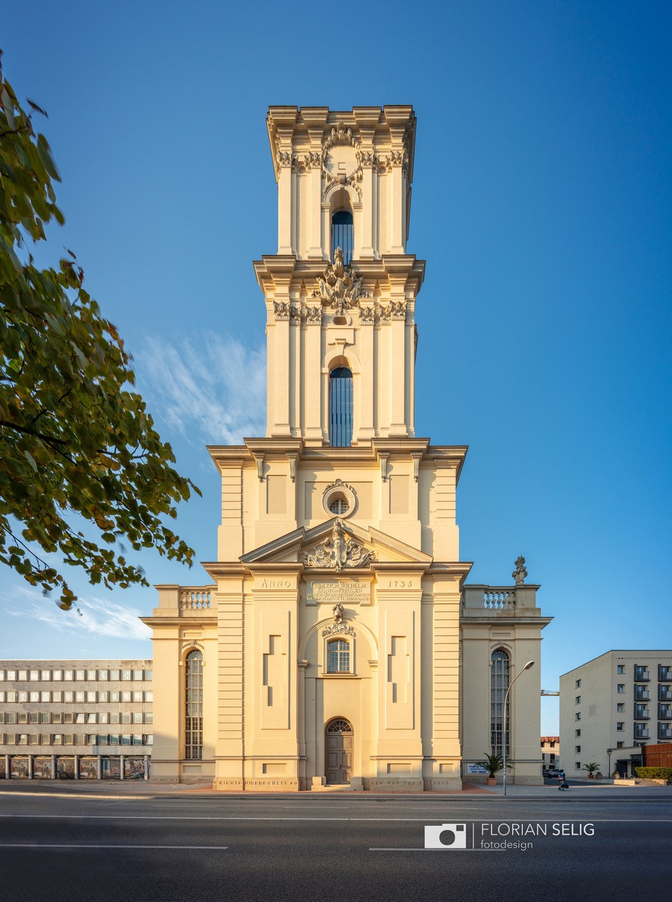 Wiederaufgebauter Turm der Garnisonkirche, 57 Meter hoch, Blick auf das Hauptportal von der Breiten Straße, 2024